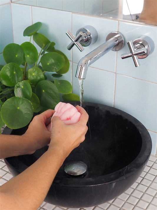 savon main poing rose bitten