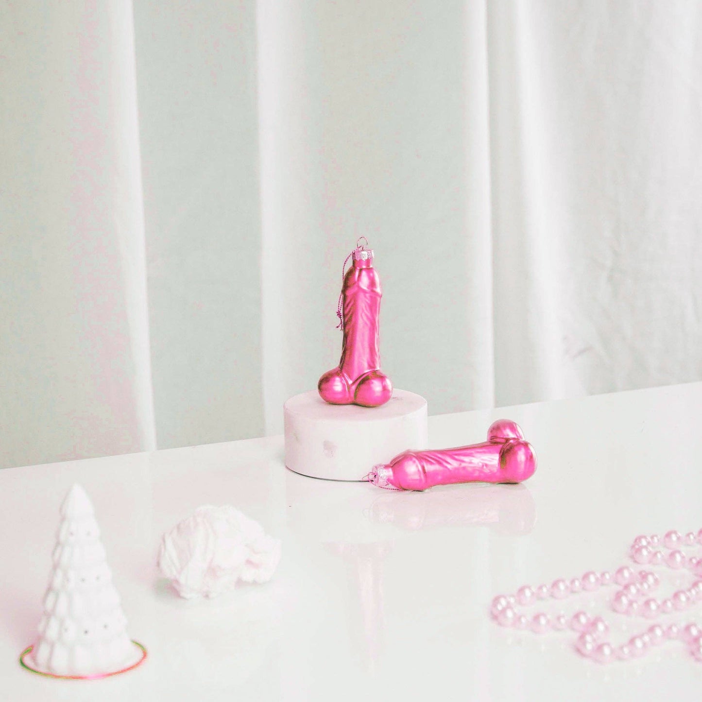 boule de noel zizi rose