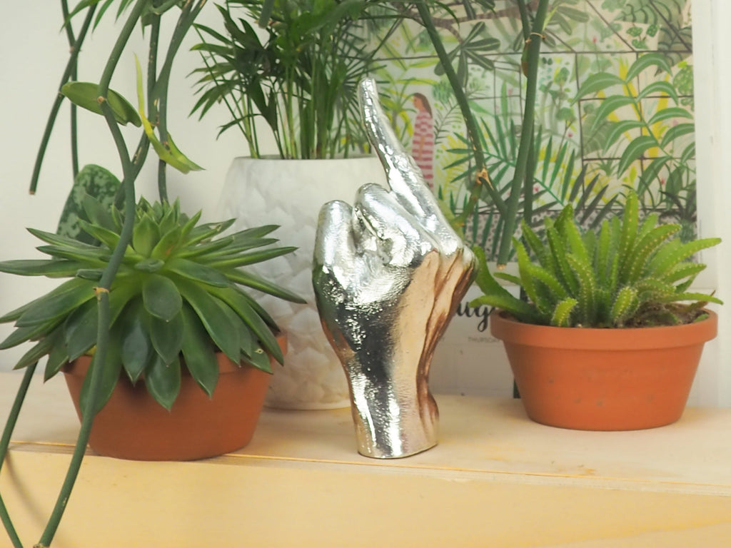 Sculpture Main The Finger Argentée – Bitten