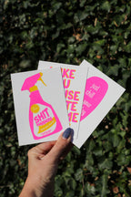 Carte Postale Rhizographie Spray Nettoyant “Shit Happens” | Objetos de diseño y regalos originales