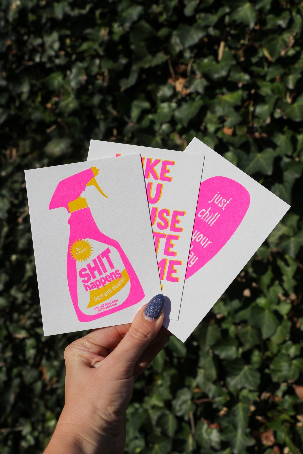 Carte Postale Rhizographie Spray Nettoyant “Shit Happens” | Objetos de diseño y regalos originales