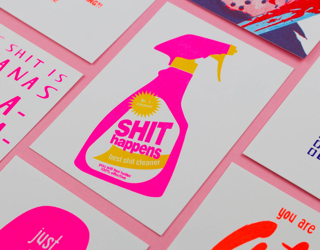Carte Postale Rhizographie Spray Nettoyant “Shit Happens” | Objetos de diseño y regalos originales