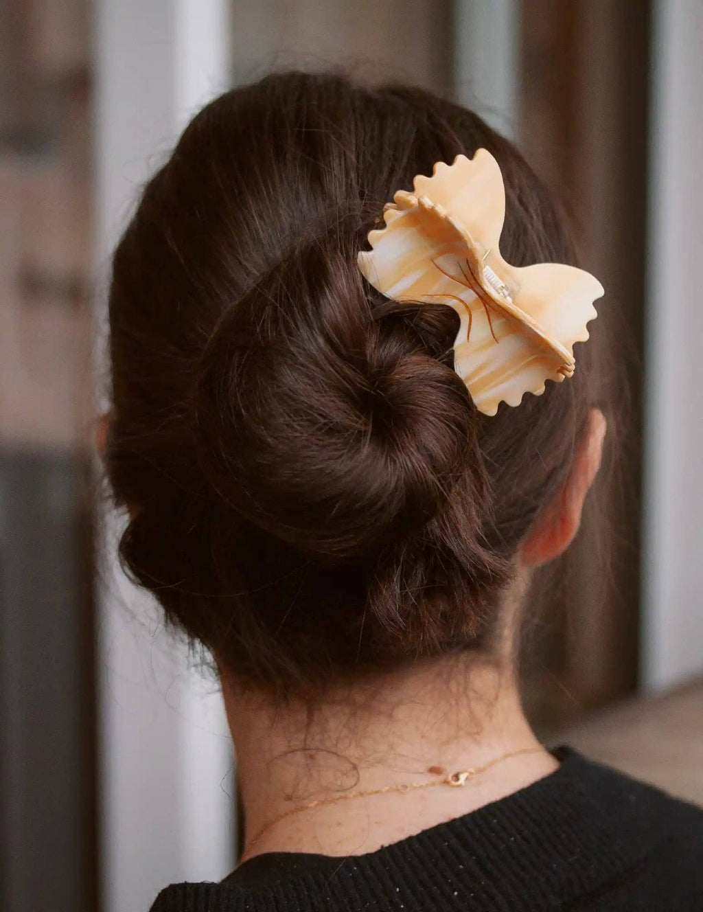 Design-lahja – NOUVEAU ! Pince à – cheveux en forme de nœud papillon farfalle: Farfalle à l'encre de seiche | Joanna Behar – vue 3