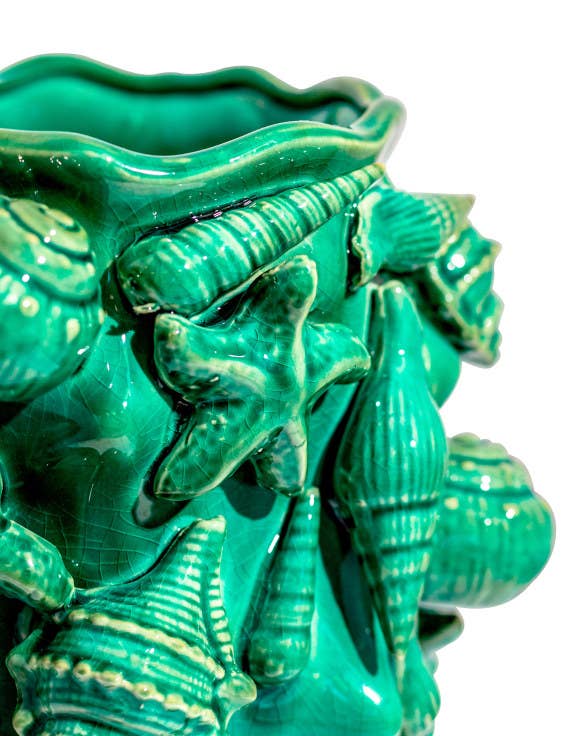 Große, hellblaue, krakelierte Keramikvase mit Muschelmotiv.