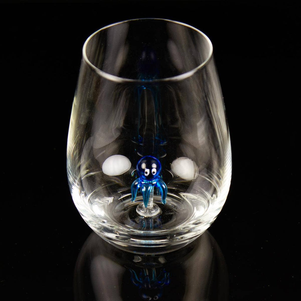 Trinkglas mit einem kleinen Oktopus