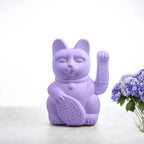 Design-lahja – Grand Chat Chanceux Lilas - le Chat Chanceux