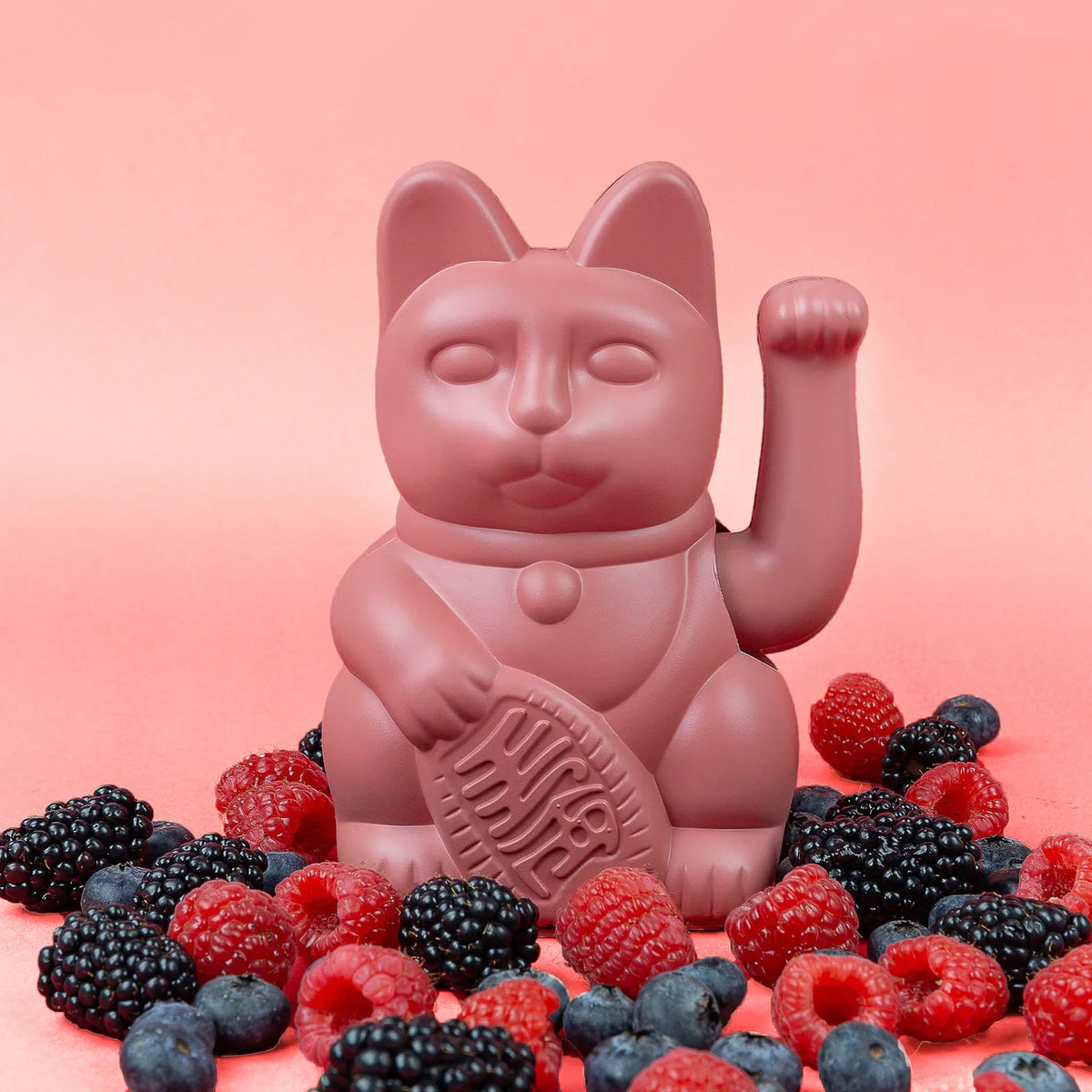 Mise en situation : Chat Chanceux Fruits Rouges - Edition MissPompadour – Donkey Products