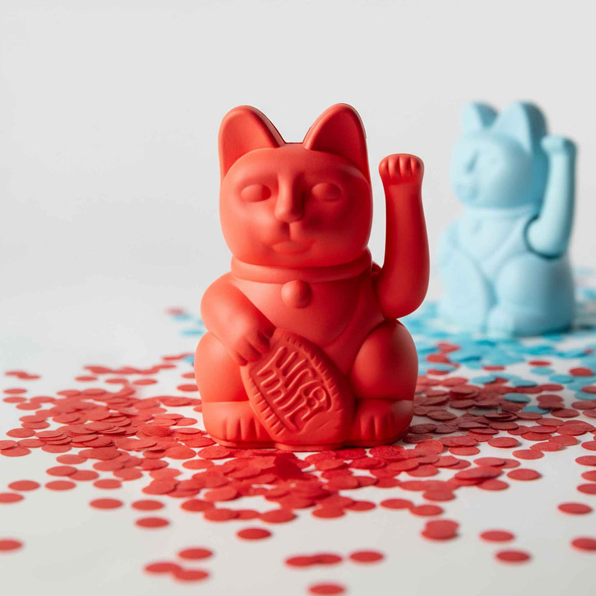 Mise en situation : Mini Chat Chanceux Orange Neon “Toki” – Donkey Products