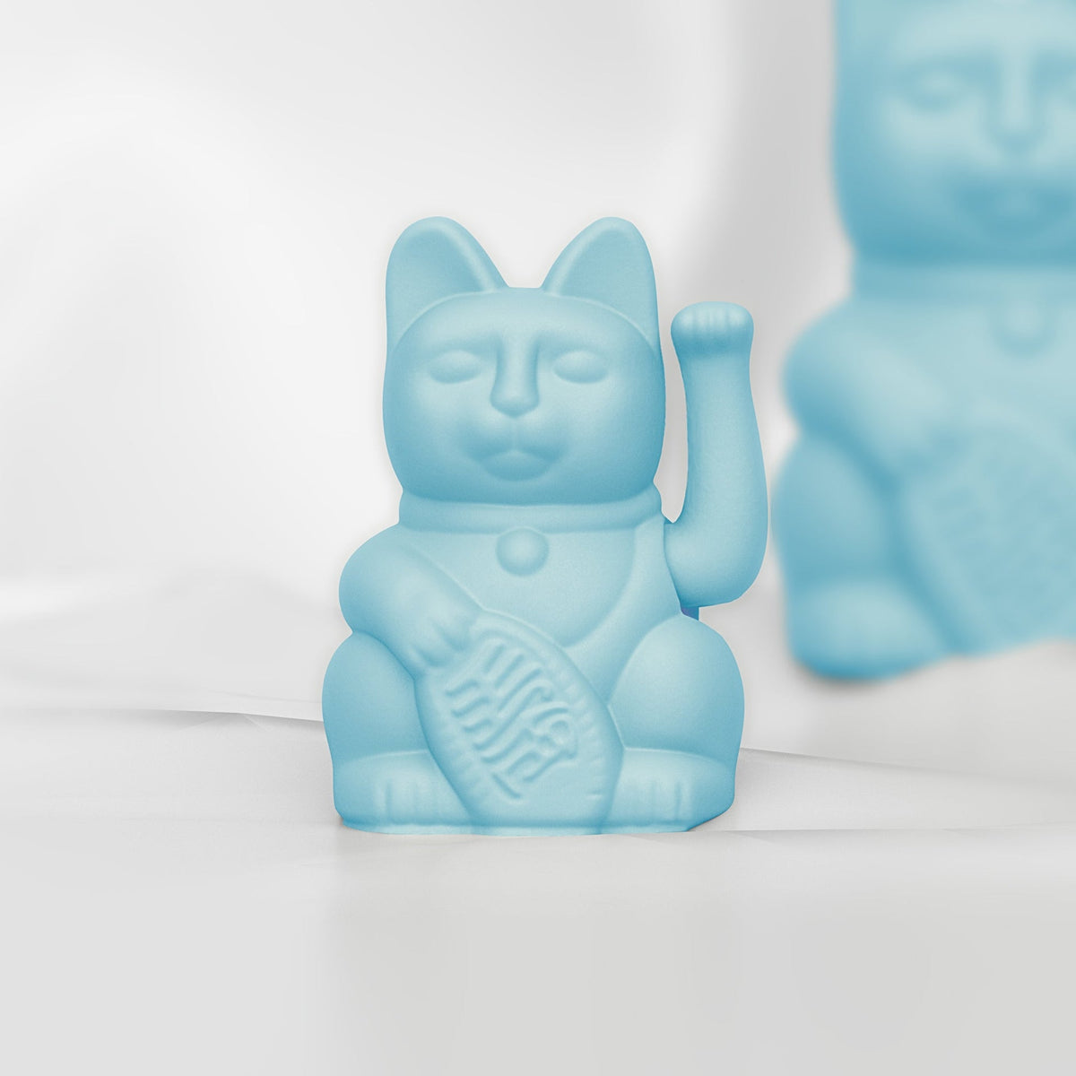 Mise en situation : Mini Chat Chanceux Bleu Clair "Emi" – Donkey Products