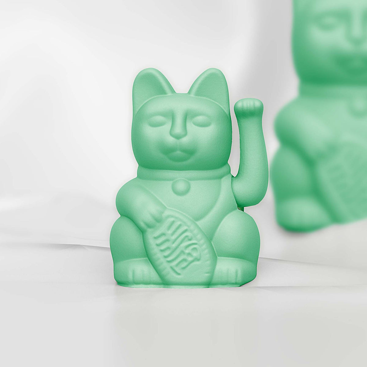 Mise en situation : Mini Chat Chanceux Vert Menthe "Mei" – Donkey Products