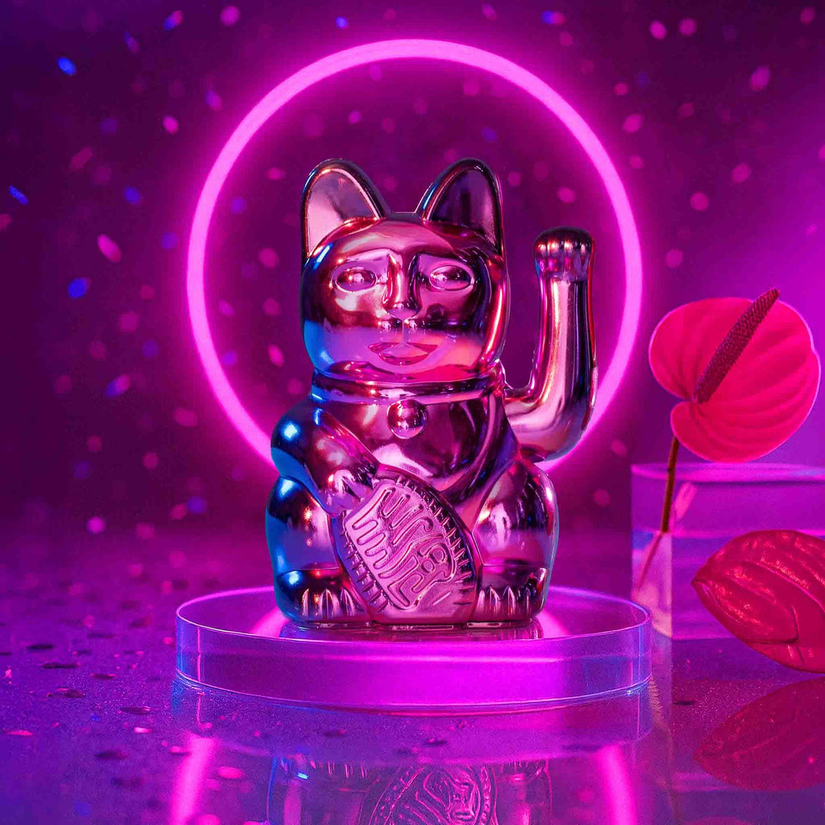Mise en situation : Mini Chat Chanceux Rose Brillant “Sorya” – Donkey Products