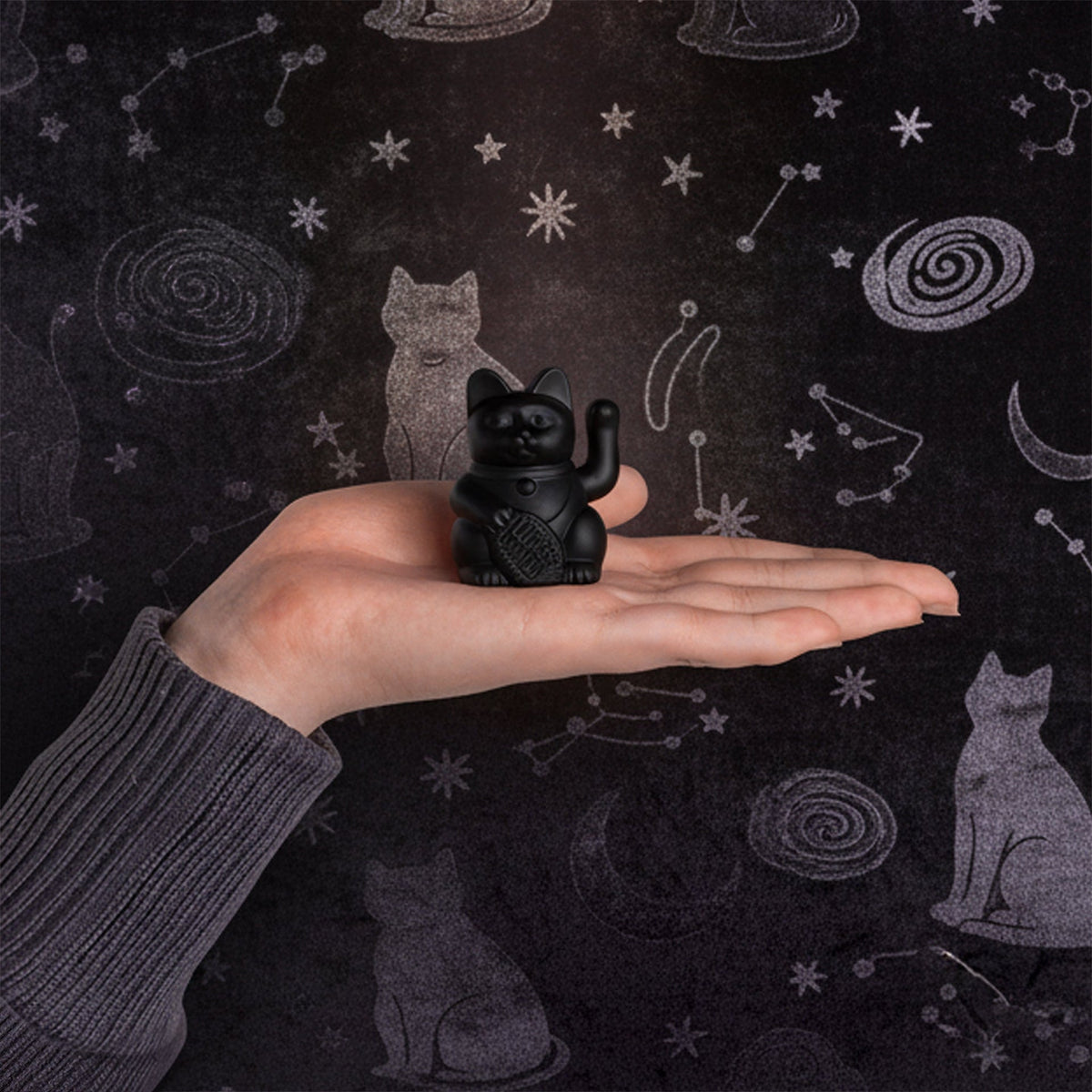 Mise en situation : Mini Chat Chanceux Solaire Noir “Sumi” – Donkey Products