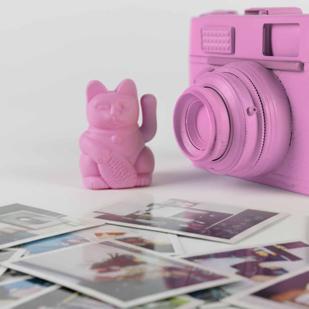Mise en situation : Mini Chat Chanceux Solaire Rose Chaud “Kiro” – Donkey Products