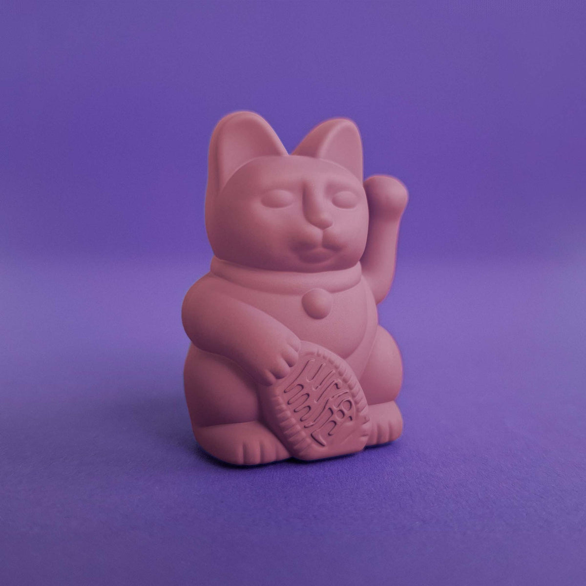 Mise en situation : Mini Chat Chanceux Solaire Fruits Rouges "Aiko” – Donkey Products
