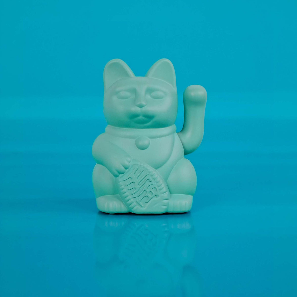 Mise en situation : Mini Chat Chanceux Solaire Turquoise « Miko » – Donkey Products