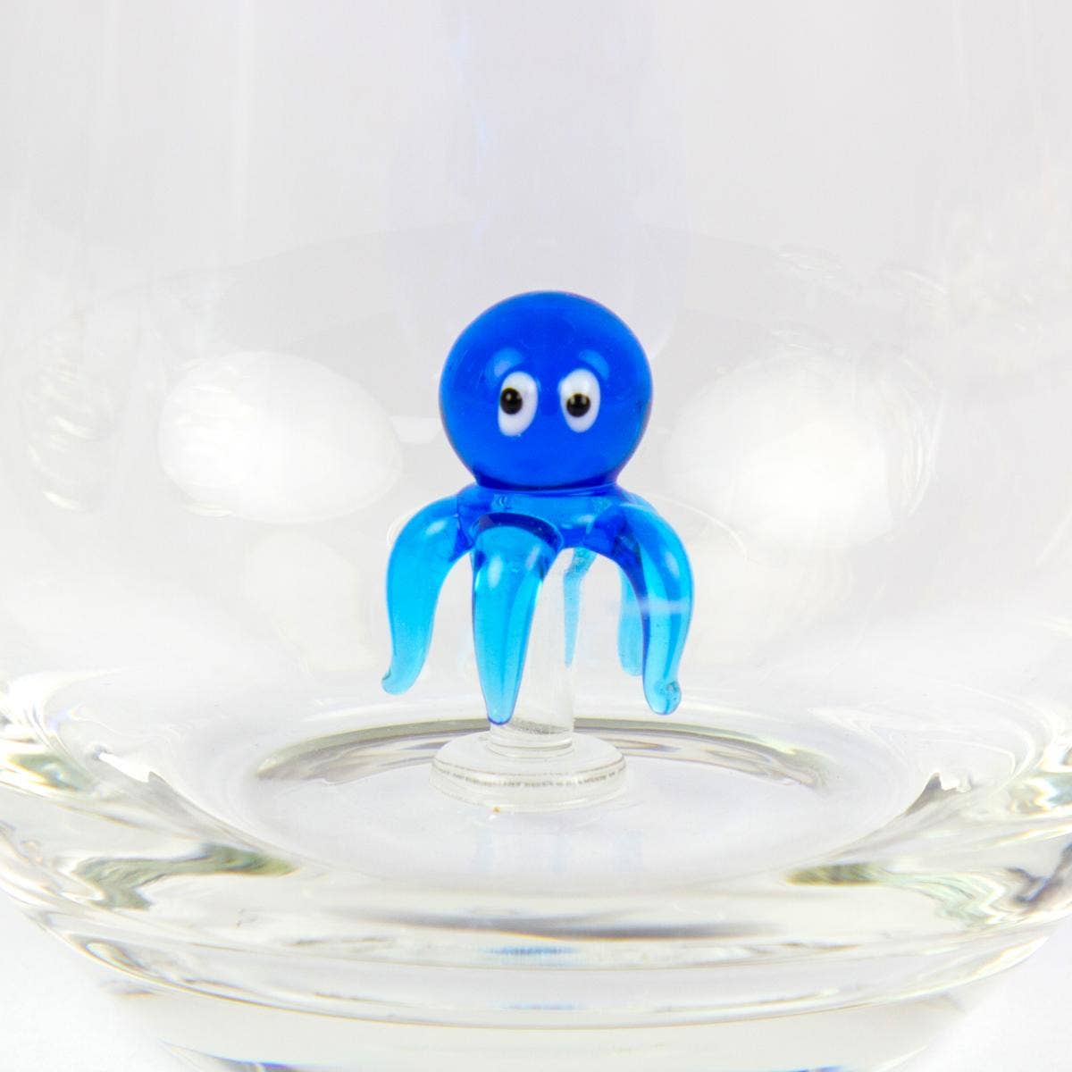 Trinkglas mit einem kleinen Oktopus