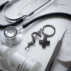 Porte-clés Bâton d'Esculape avec croix médicale | Design-lahjat ja sisustustuotteet