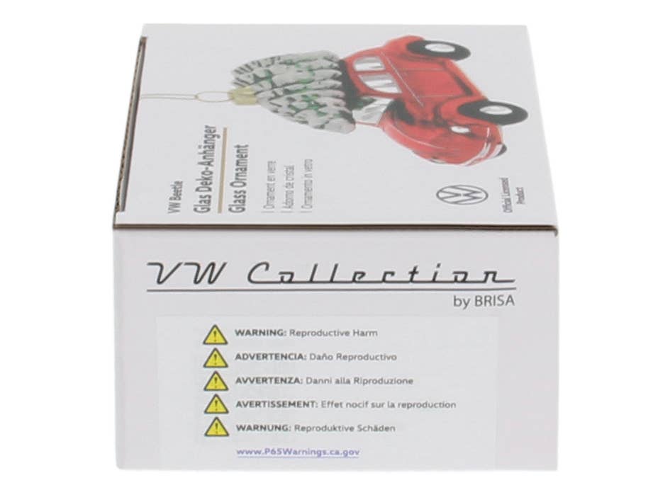 Roter VW Käfer als Weihnachtsdekoration mit Weihnachtsbaum