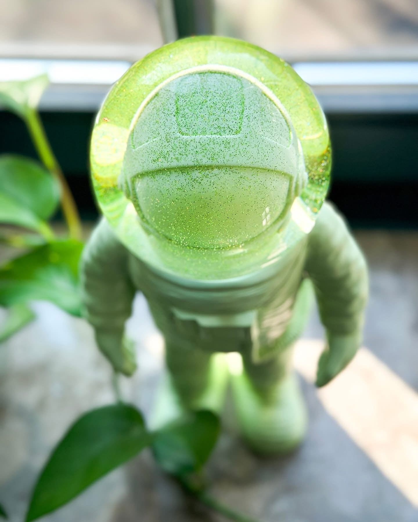 Riesige grüne Astronauten-Schneekugel