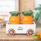 Salières et poivrières en forme de carottes dans un chariot | Design e regali originali