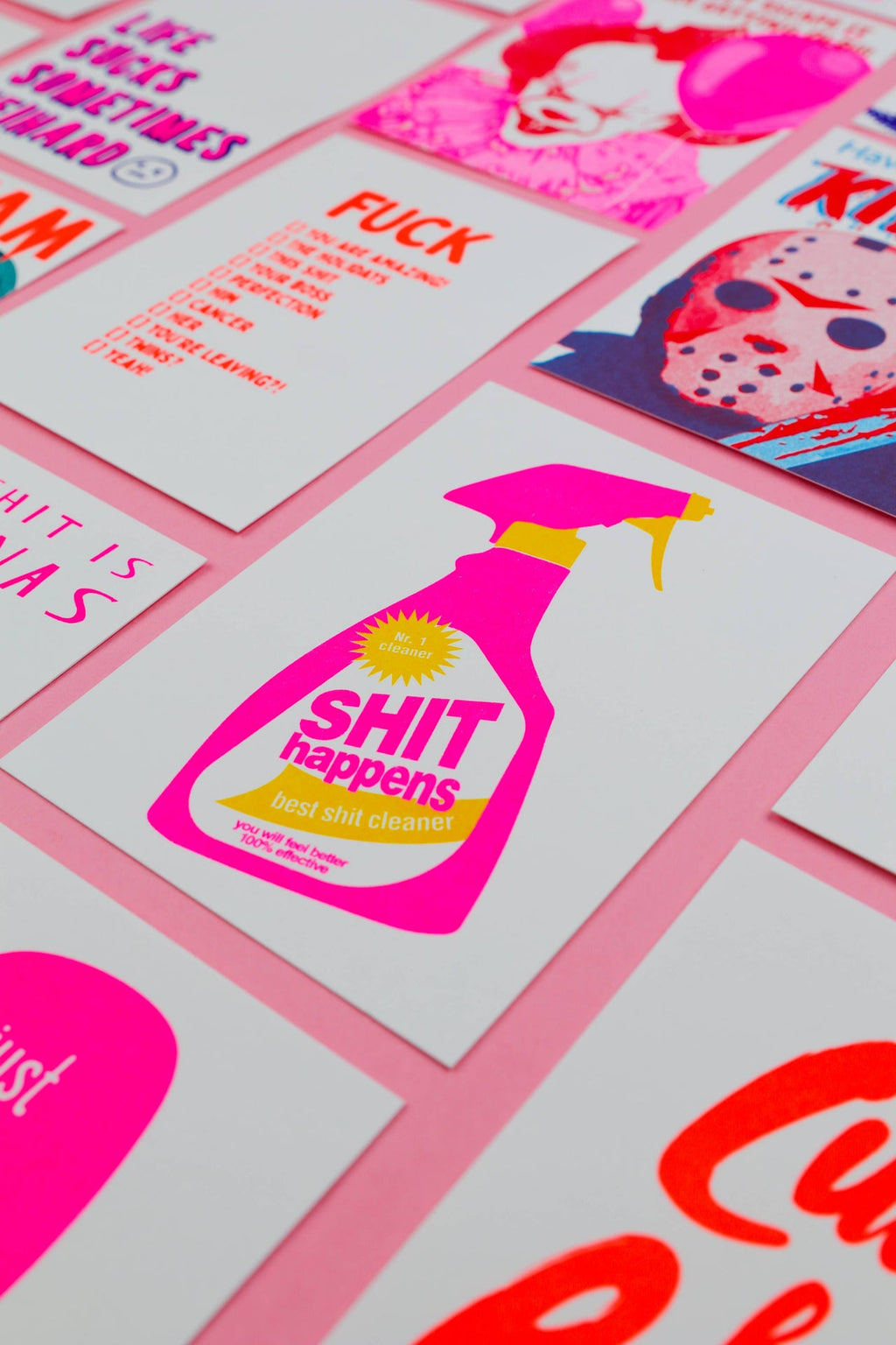 Carte Postale Rhizographie Spray Nettoyant “Shit Happens” | Objetos de diseño y regalos originales