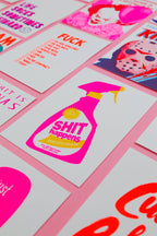 Carte Postale Rhizographie Spray Nettoyant “Shit Happens” | Objetos de diseño y regalos originales