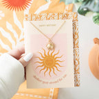 Collier soleil sur carte d'anniversaire