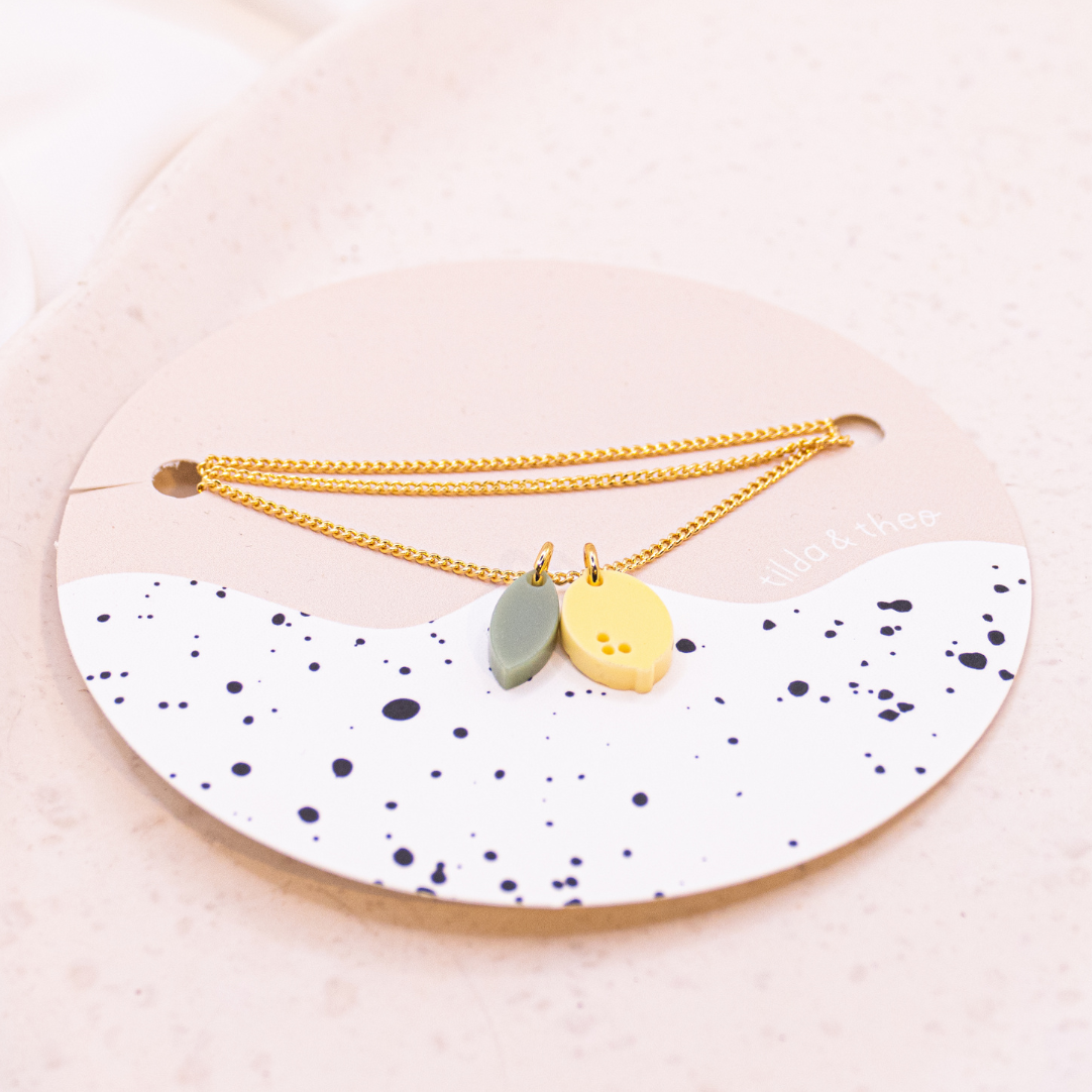 collier en acrylique citron chaine a fruits legere en metal dore 18 carats 