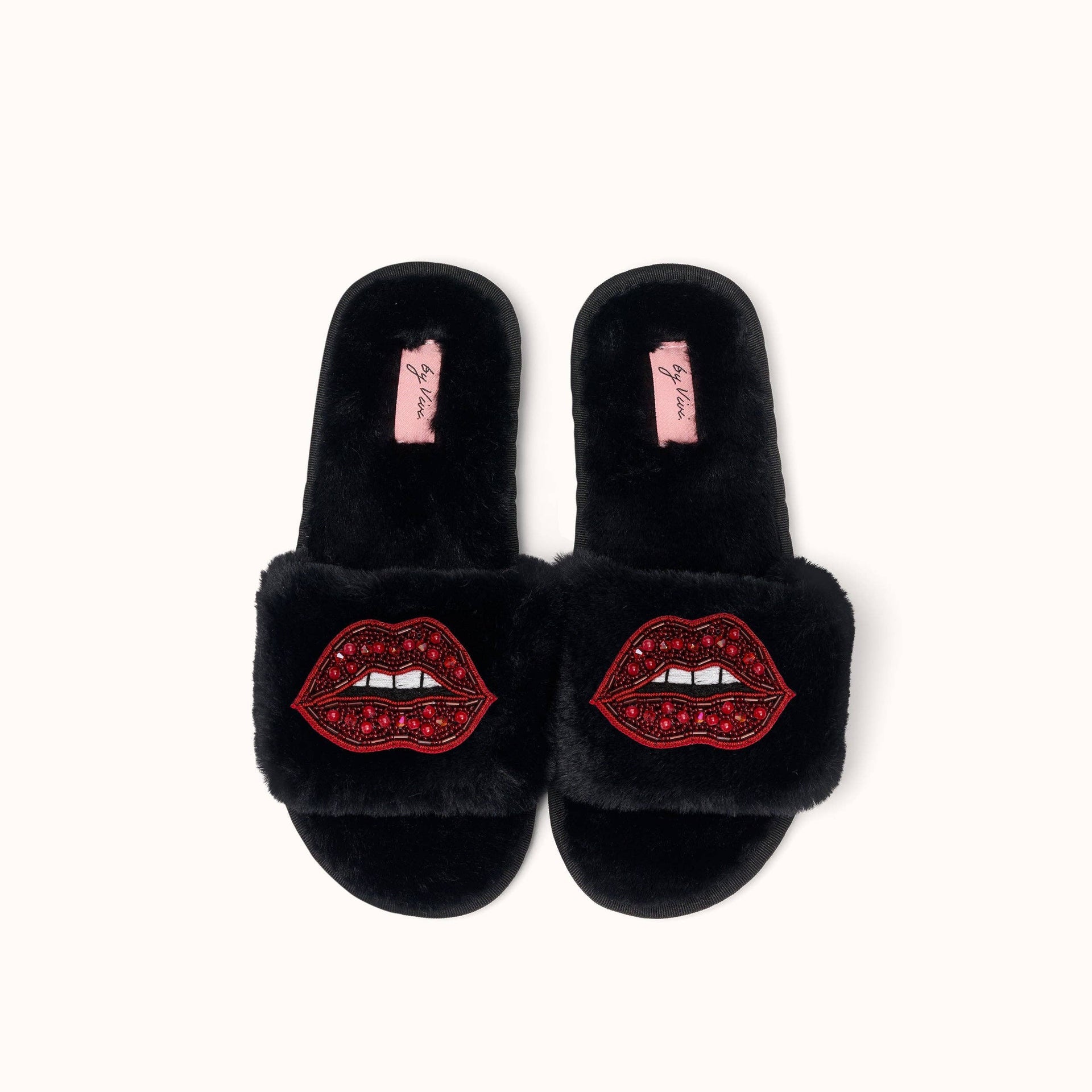 Paar Pantoffeln/Lippenbroschen