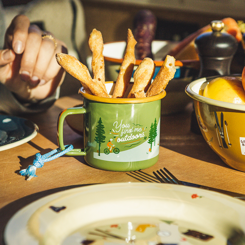 Mug en émail “You Find Me Outdoors” | Design e regali originali