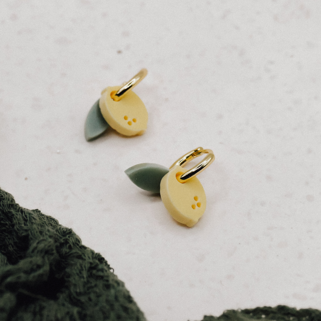 boucles doreilles creoles en acrylique avec fruits au citron plaque or 18 carats 