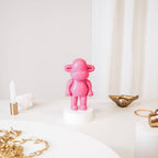 Ornament – ​​Affenfigur „Die Legende“ – Kunstharz – Rosa – 11 x 7 x 19 cm