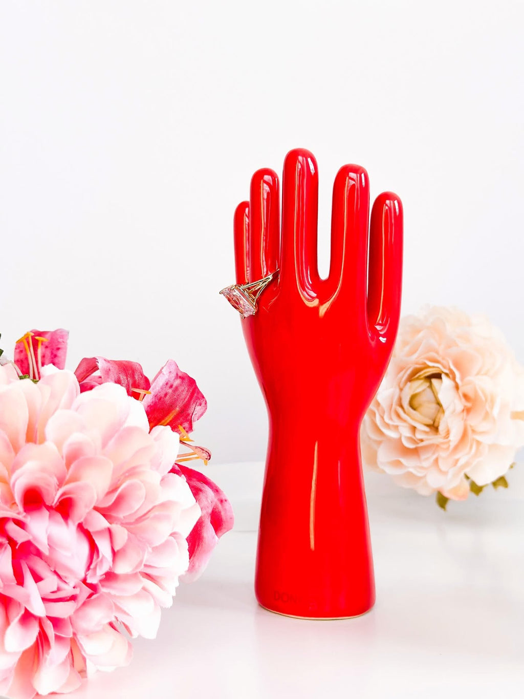 Roter Handschmuckhalter