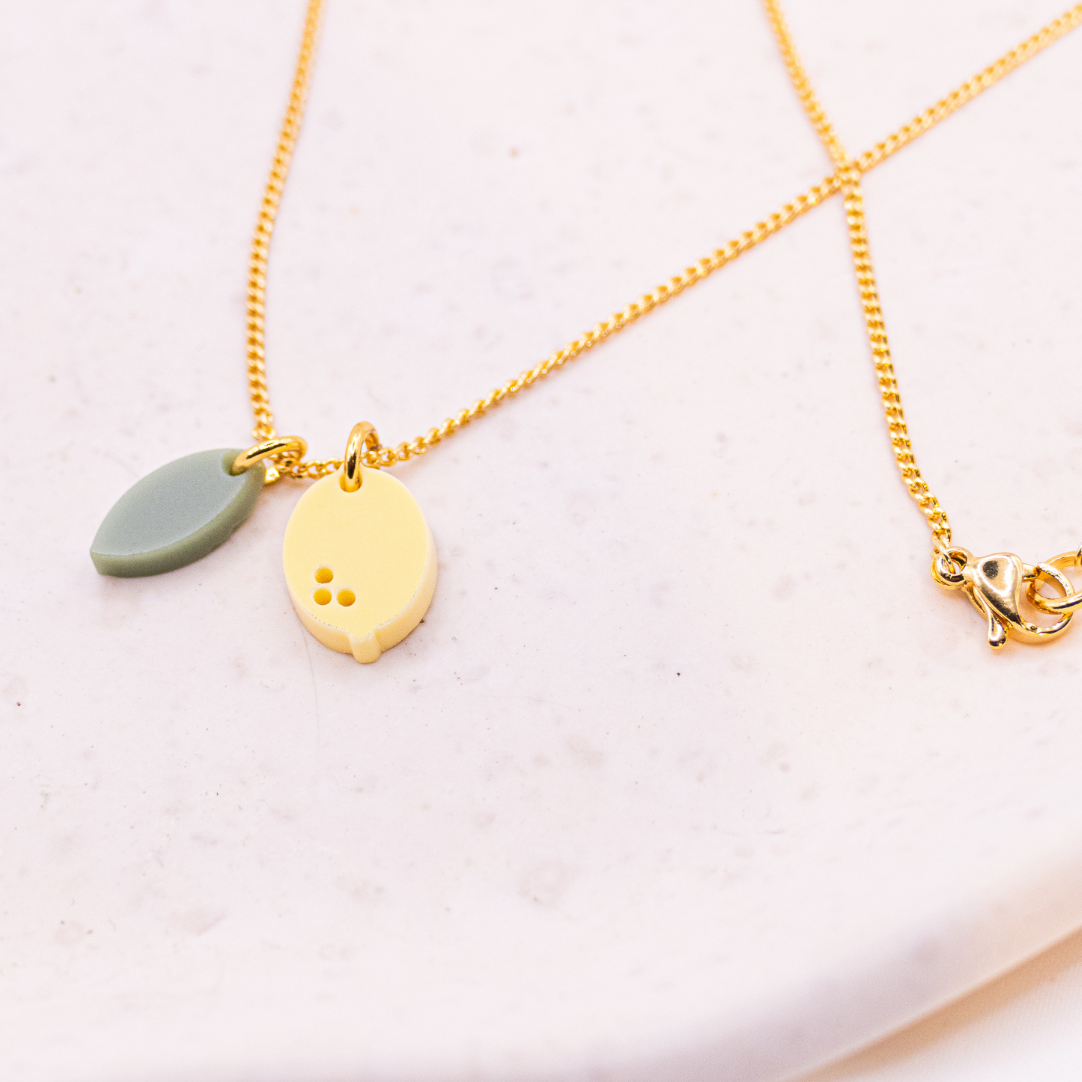 collier en acrylique citron chaine a fruits legere en metal dore 18 carats 