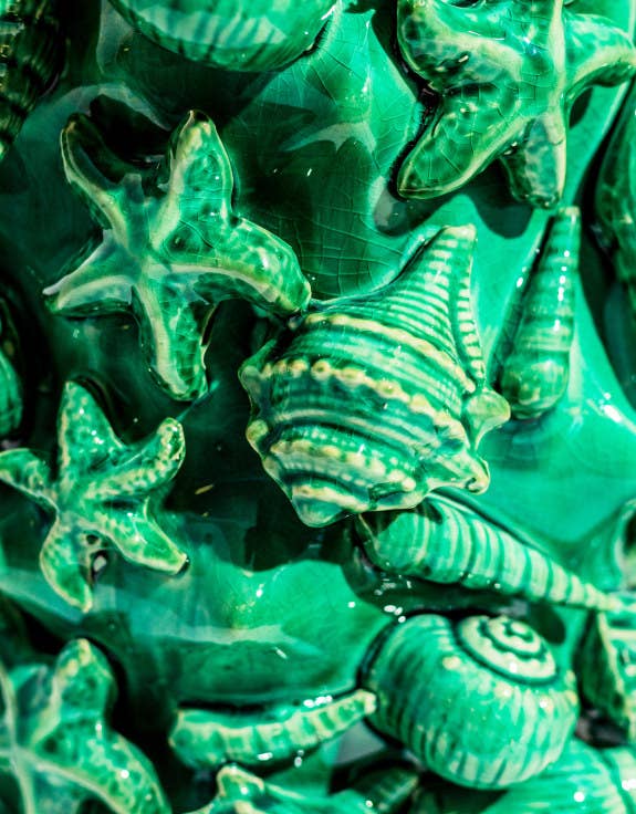 Große, hellblaue, krakelierte Keramikvase mit Muschelmotiv.