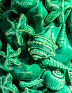 Große, hellblaue, krakelierte Keramikvase mit Muschelmotiv.
