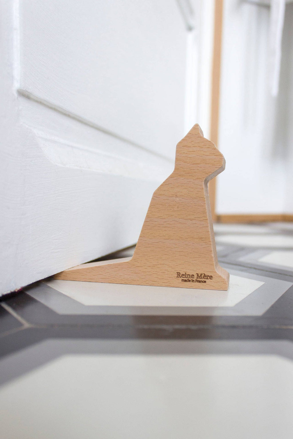 Visuel complémentaire du produit Cale Porte en Bois — Chat Sachat — Reine Mère (photo 2)
