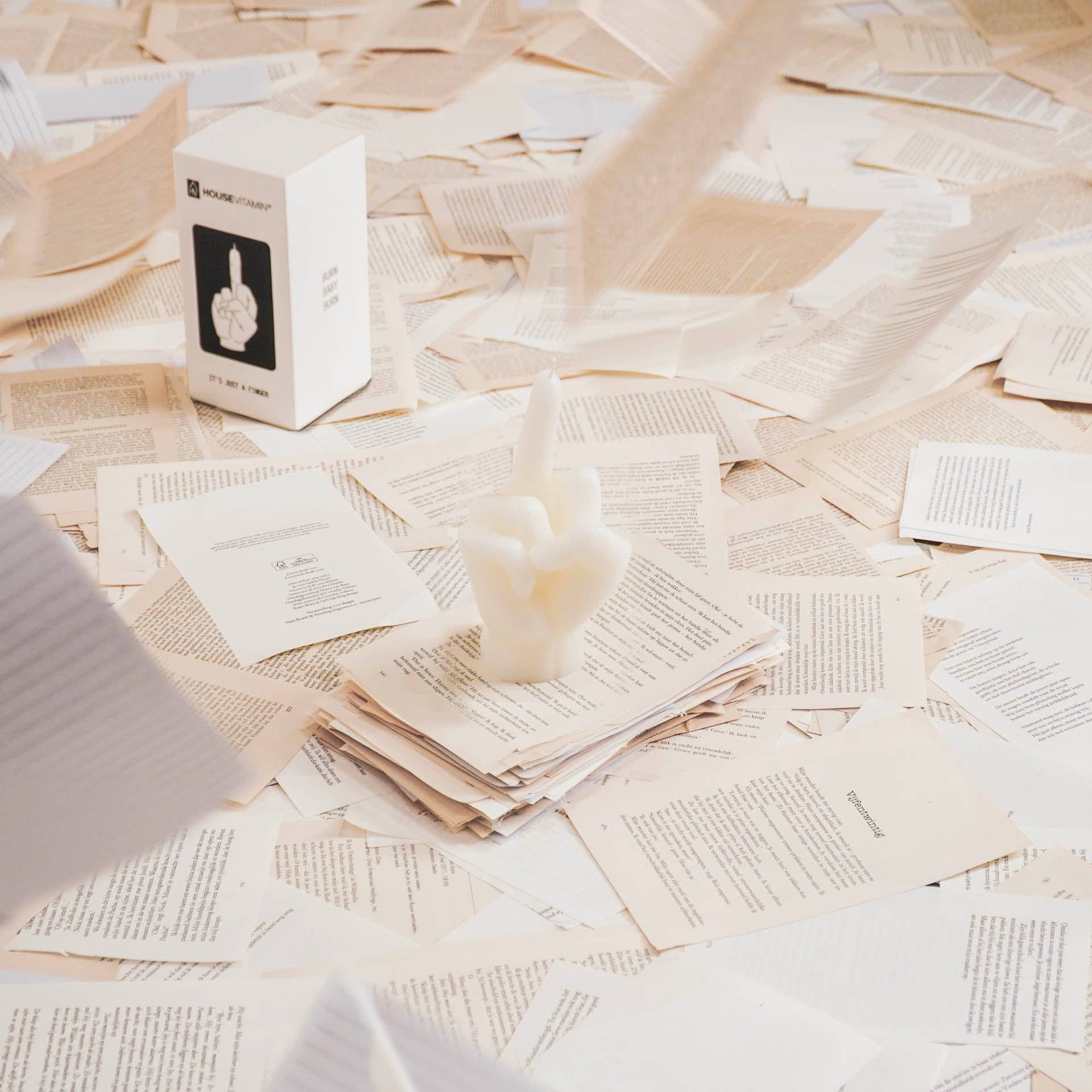 Bougie - Doigt d'honneur - Cire - Blanc - 310 grammes - 10x9x17 cm | Designproducten en originele cadeaus