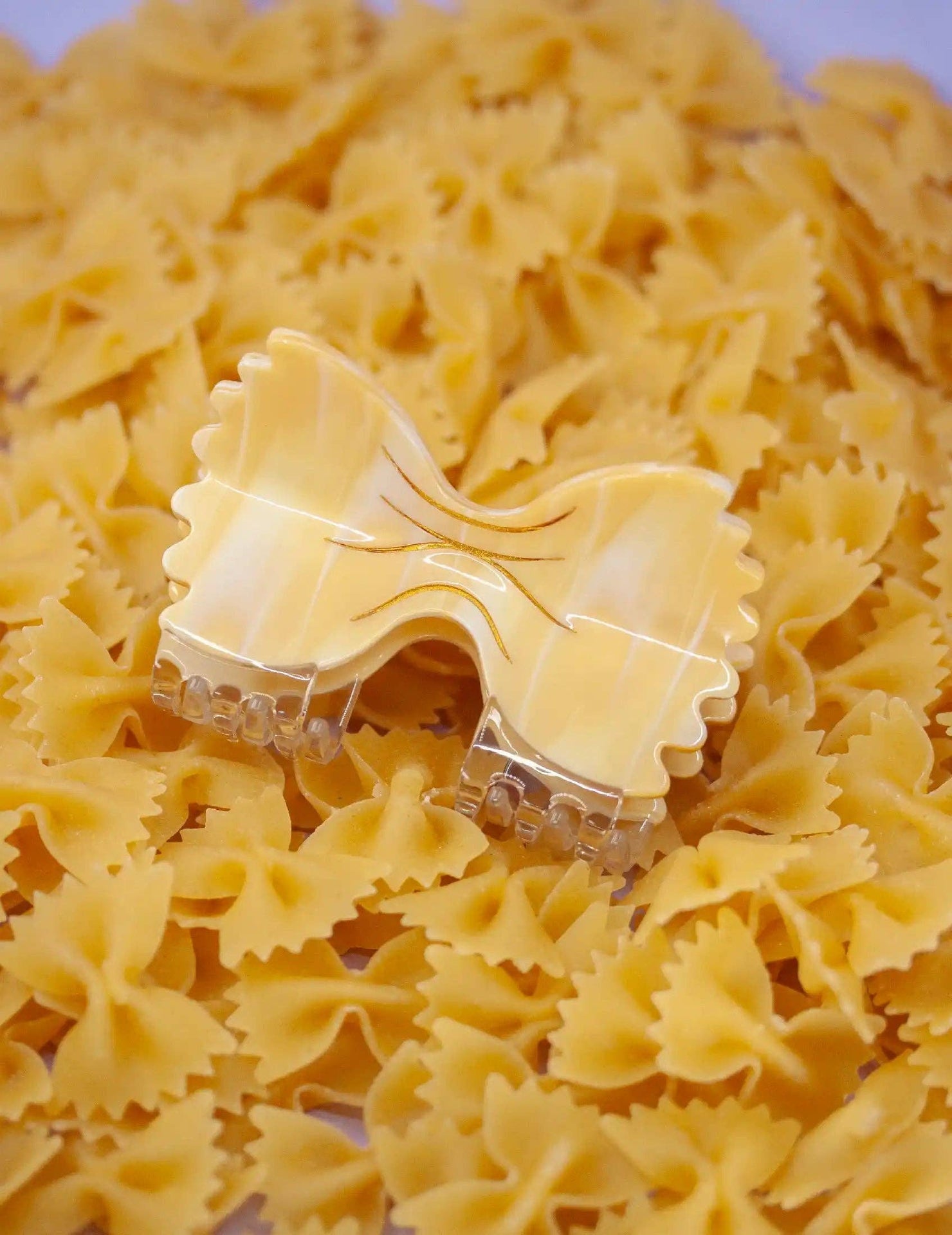 Design-lahja – NOUVEAU ! Pince à – cheveux en forme de nœud papillon farfalle: Farfalle à l'encre de seiche | Joanna Behar – vue 7