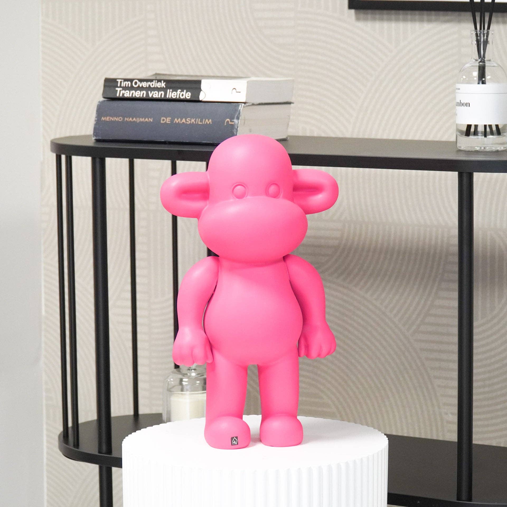 Ornament – ​​Affenfigur „Die Legende“ – Kunstharz – Rosa – 33 x 21 x 50 cm