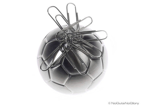 Designcadeau – Aimant à trombones Ballon de Foot Meta[l]morphose | Boutique d'objets cadeaux designs kokochao.com