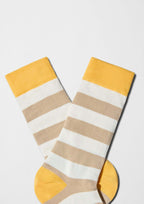 rayas horizontales beige y blanco roto con puño amarillo mostaza - BESOCKS. BeStripes Beige & Off-White
