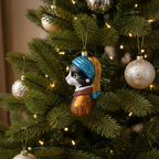 Weihnachtskugel junges Mädchen beim Pearl Chat Toxedo