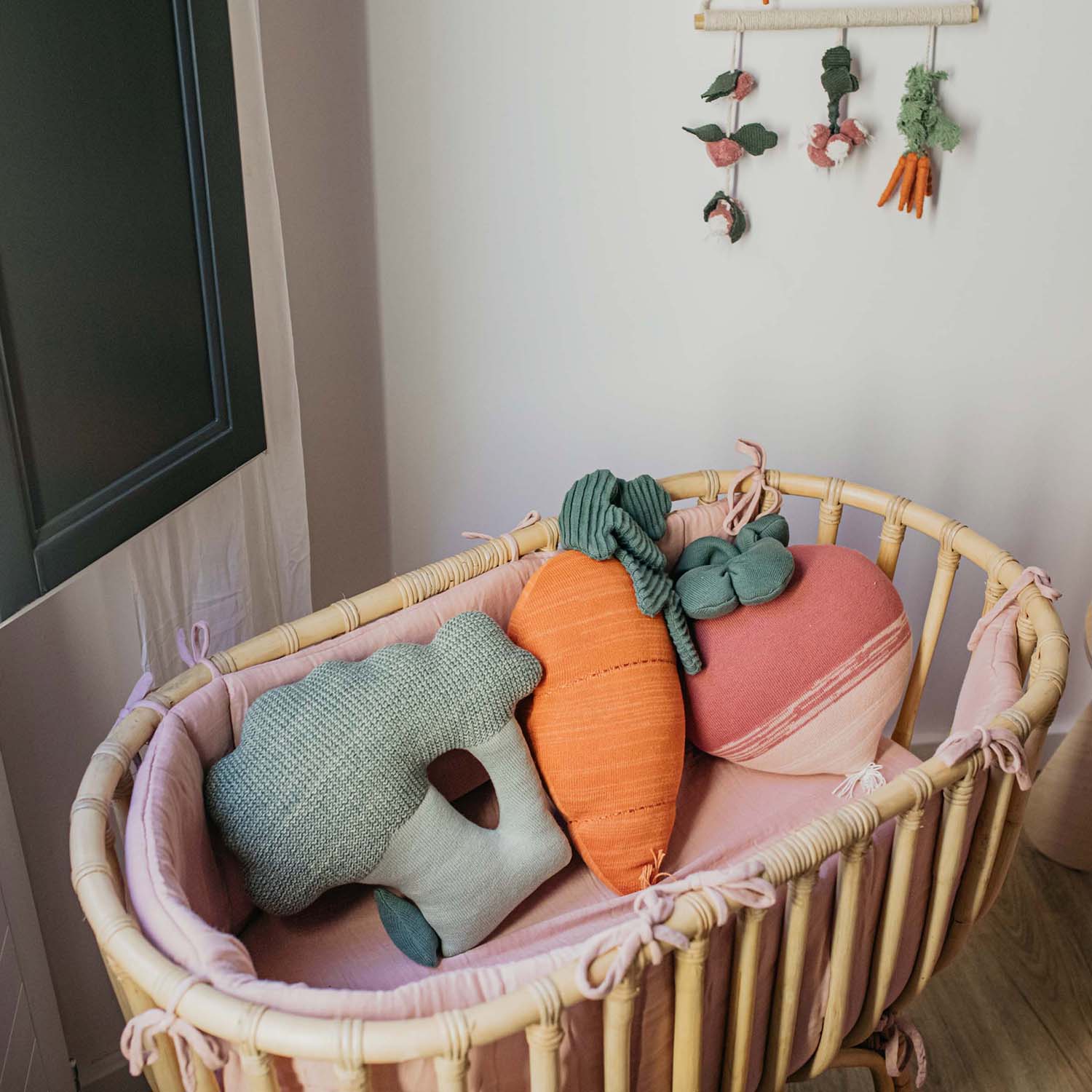 Coussin tricoté Cathy la Carotte – vue produit 4