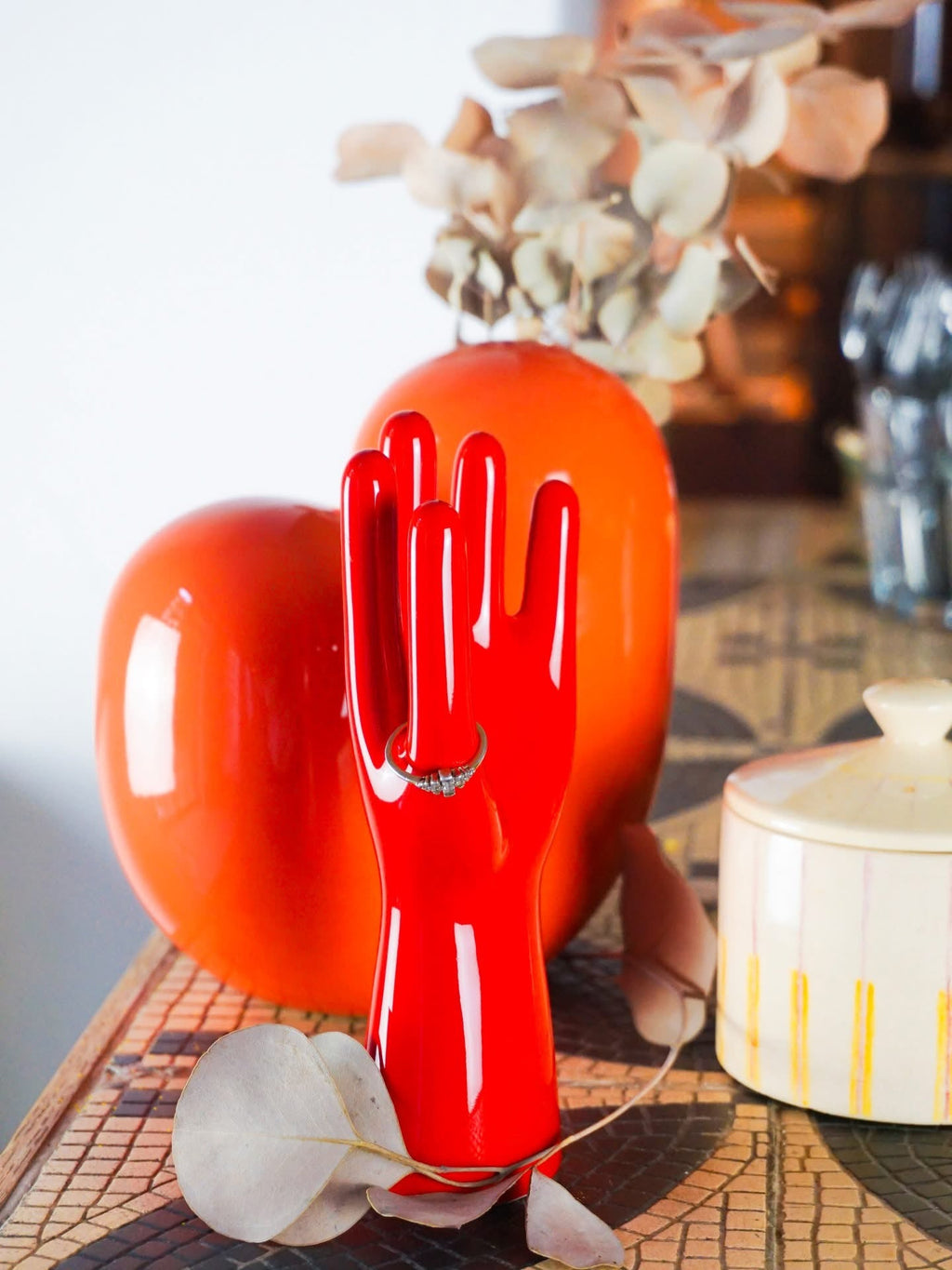Roter Handschmuckhalter