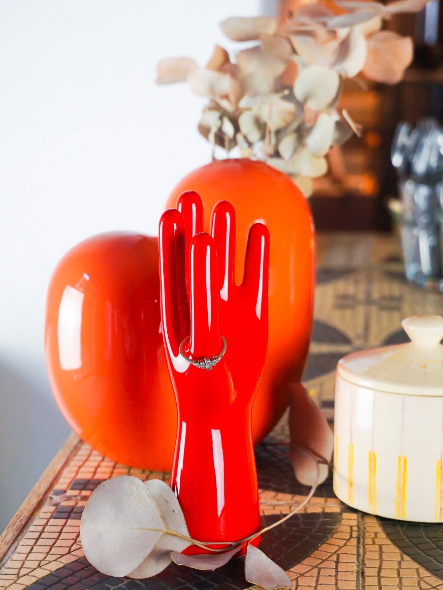 Roter Handschmuckhalter