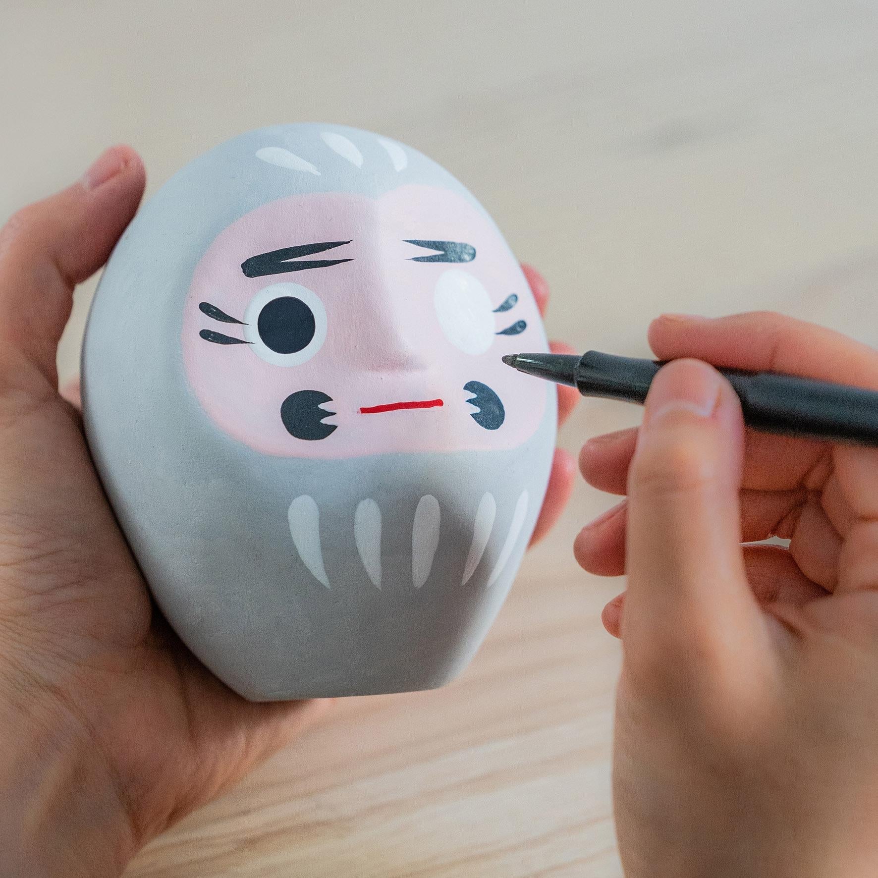 Oggetto regalo di design – daruma gris 