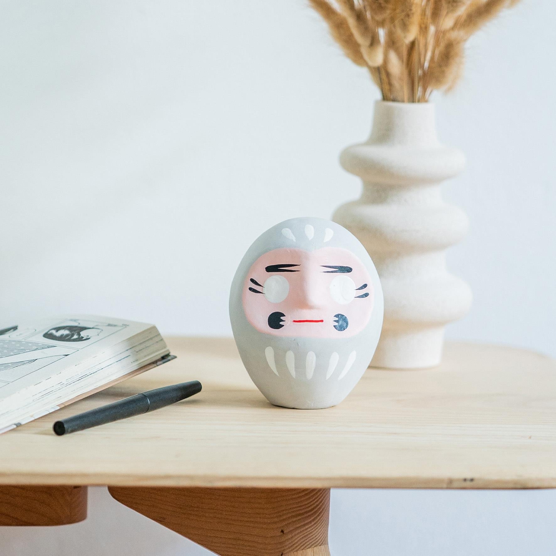 Oggetto regalo di design – daruma gris 