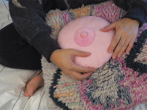 Bouillote Sein rose chauffant et câlin Bitten – Objet déco original