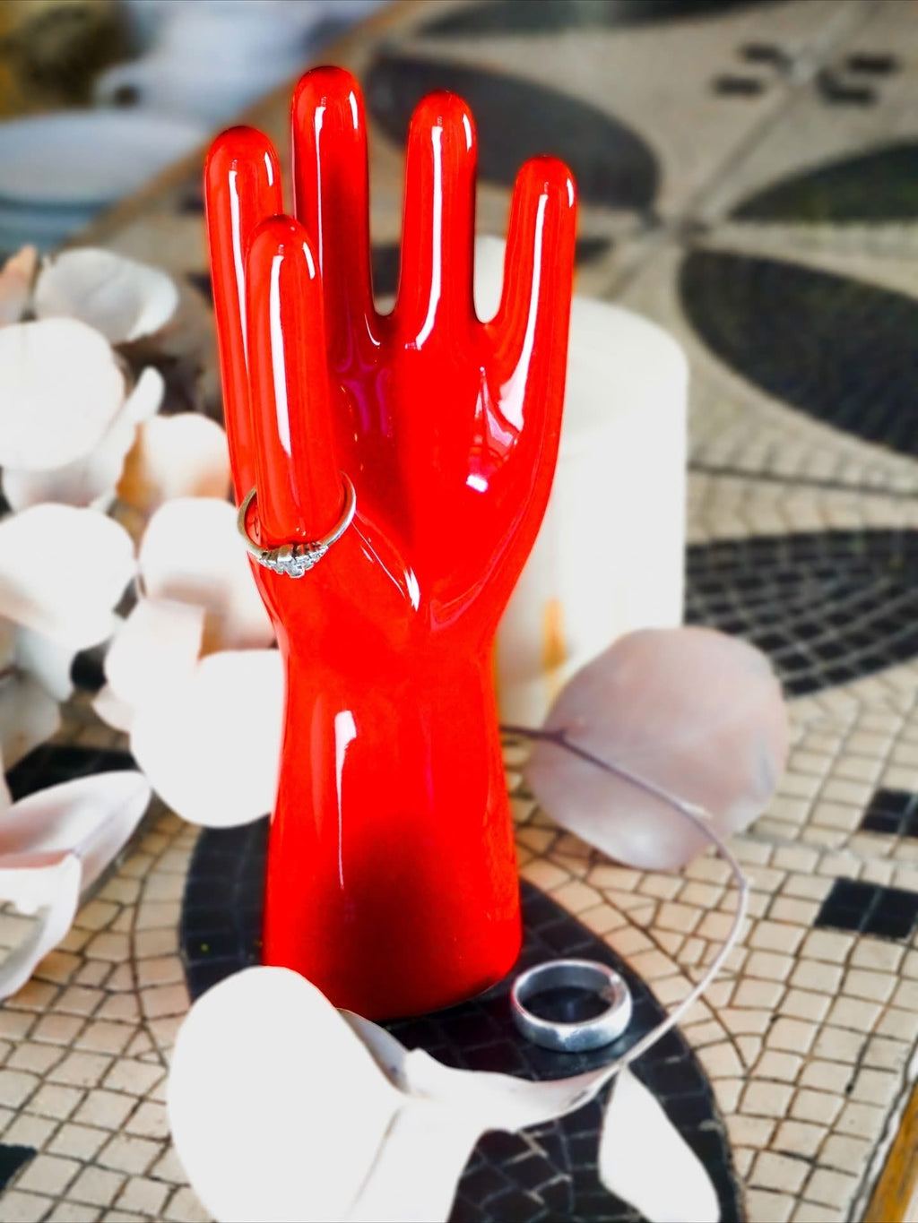 Roter Handschmuckhalter